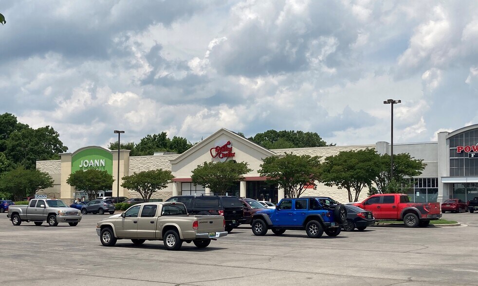 5900 University Dr NW, Huntsville, AL à louer - Photo du bâtiment - Image 1 de 2