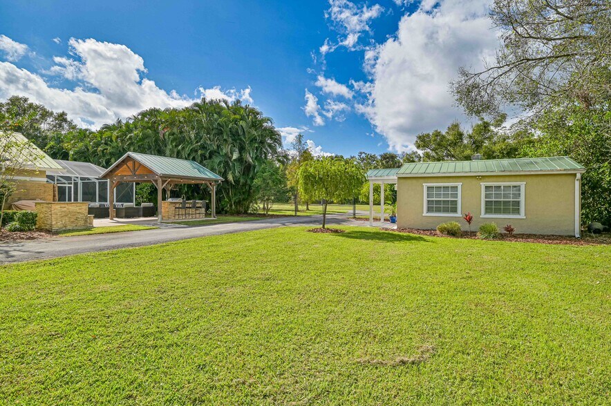 4240 Ellis Rd, Fort Myers, FL à vendre - Photo du bâtiment - Image 2 de 69