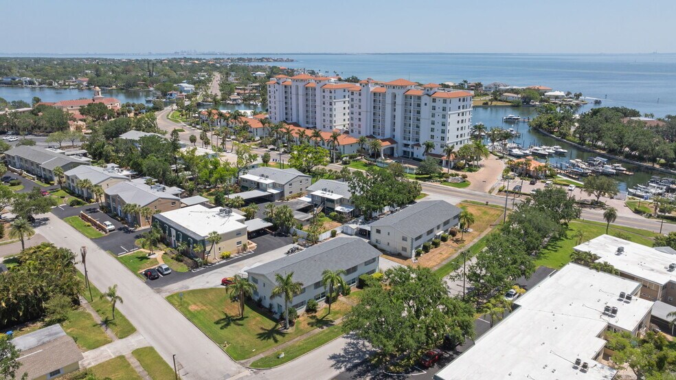 500 Bayview Dr NE, Saint Petersburg, FL à vendre - Photo du bâtiment - Image 3 de 16