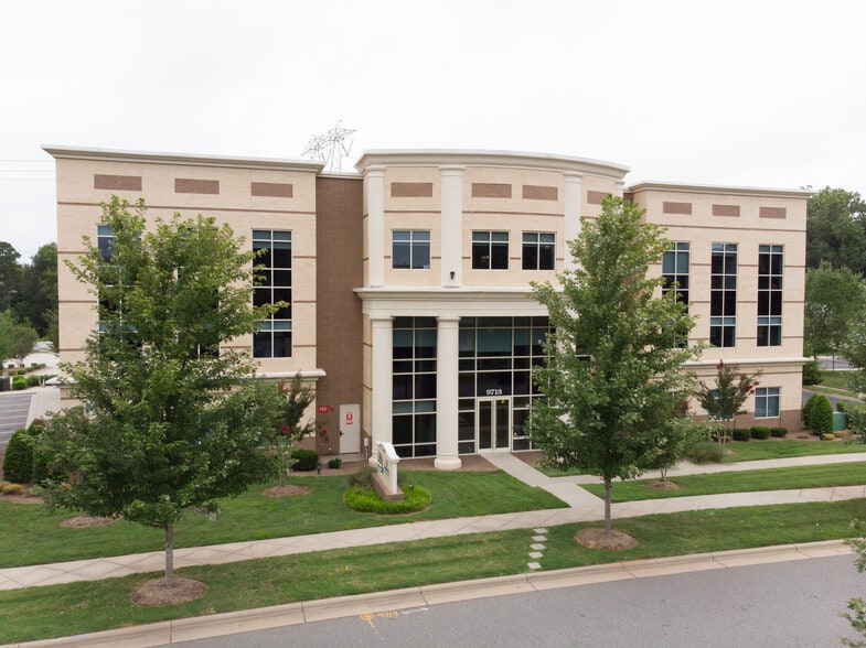 9713 Northcross Center Ct, Huntersville, NC for lease - Building Photo - Image 3 of 8