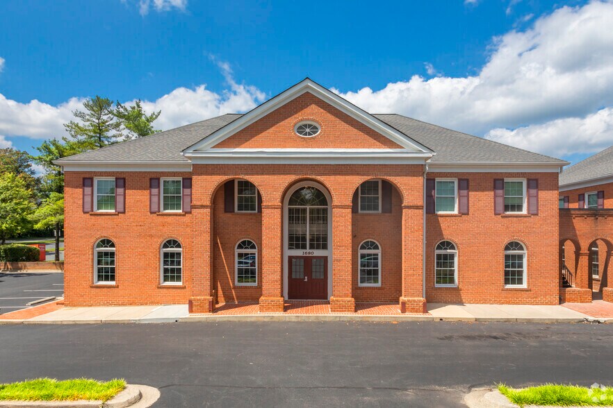 1680 E Gude Dr, Rockville, MD à louer - Photo du bâtiment - Image 1 de 34