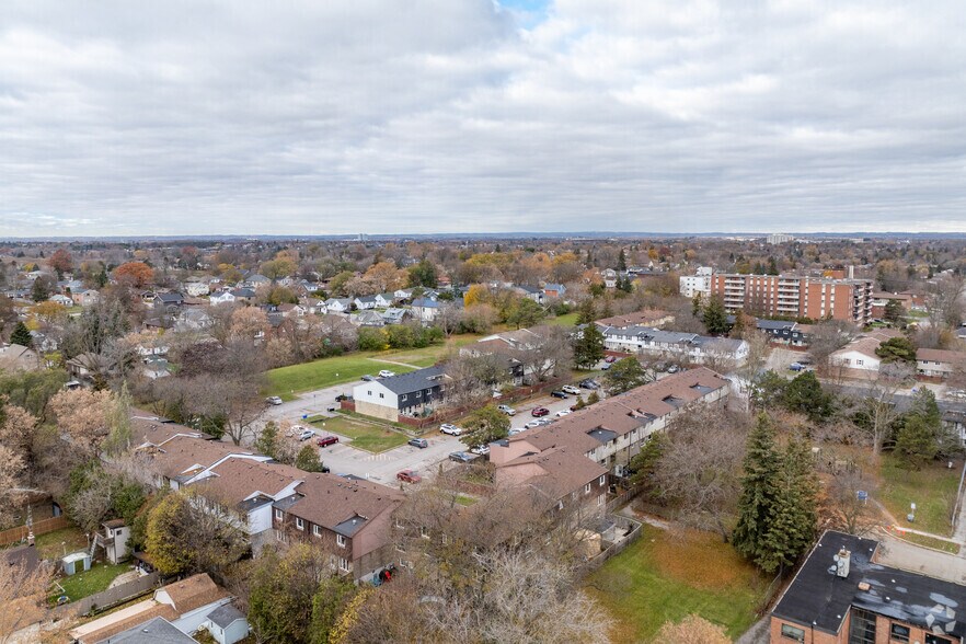 100 Rideau St, Oshawa, ON à vendre - Photo du bâtiment - Image 3 de 18