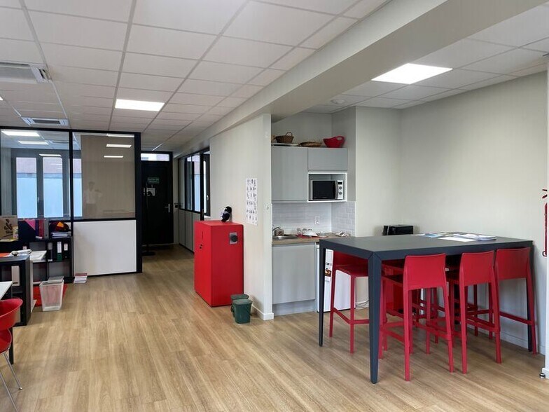 Office in Villeurbanne for lease - Interior Photo - Image 3 of 3
