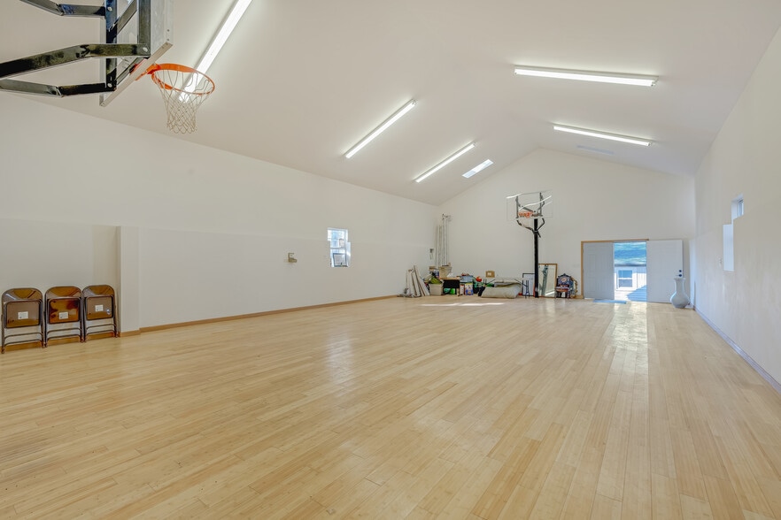 2 Multipurpose Buildings For Church or.. portfolio of 3 properties for sale on LoopNet.ca - Interior Photo - Image 3 of 32