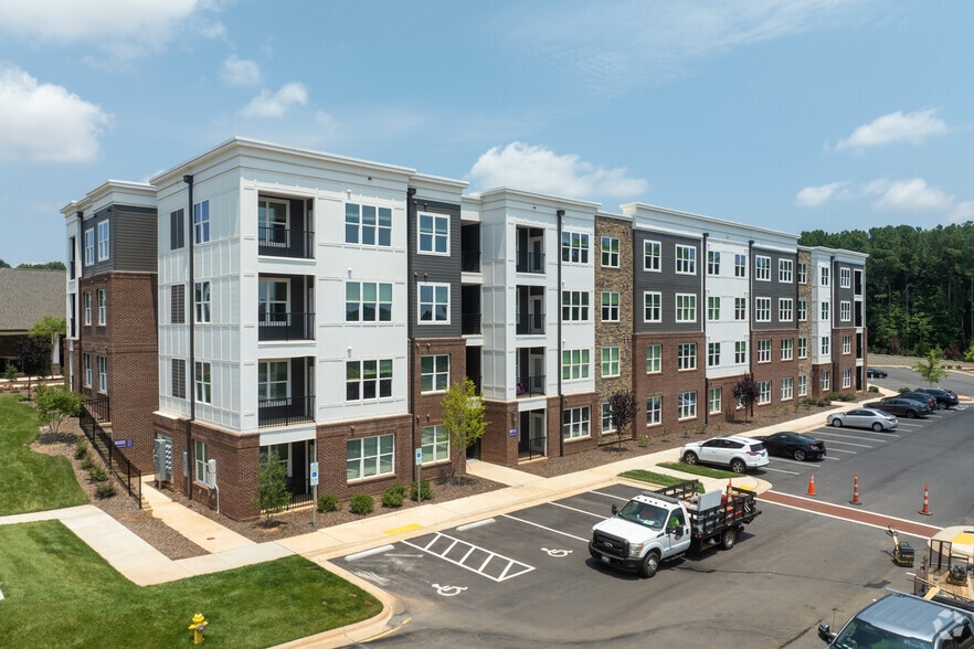 200 McChesney Hill Loop, Apex, NC for lease - Primary Photo - Image 1 of 5