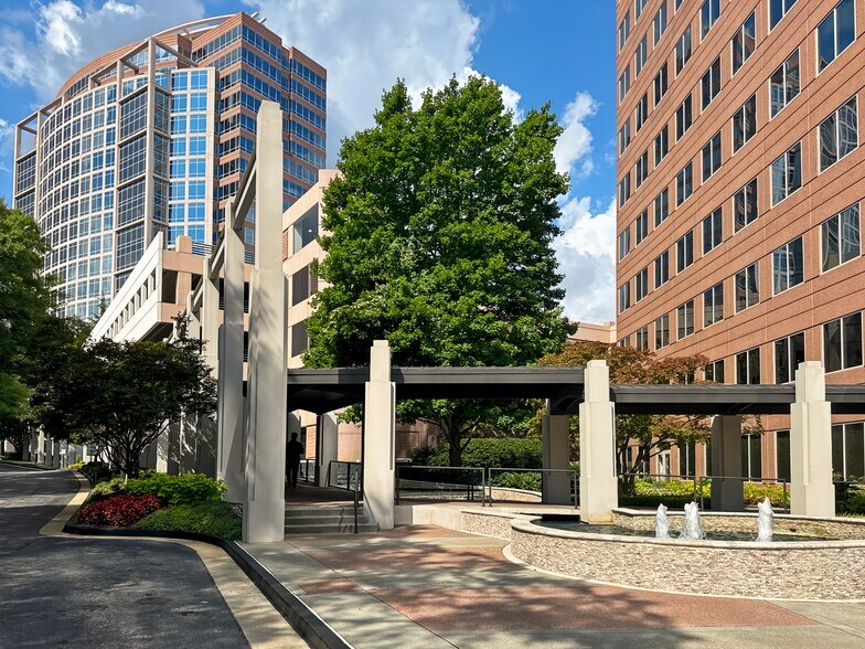 5555 Glenridge Connector, Atlanta, GA à louer - Photo du bâtiment - Image 3 de 24