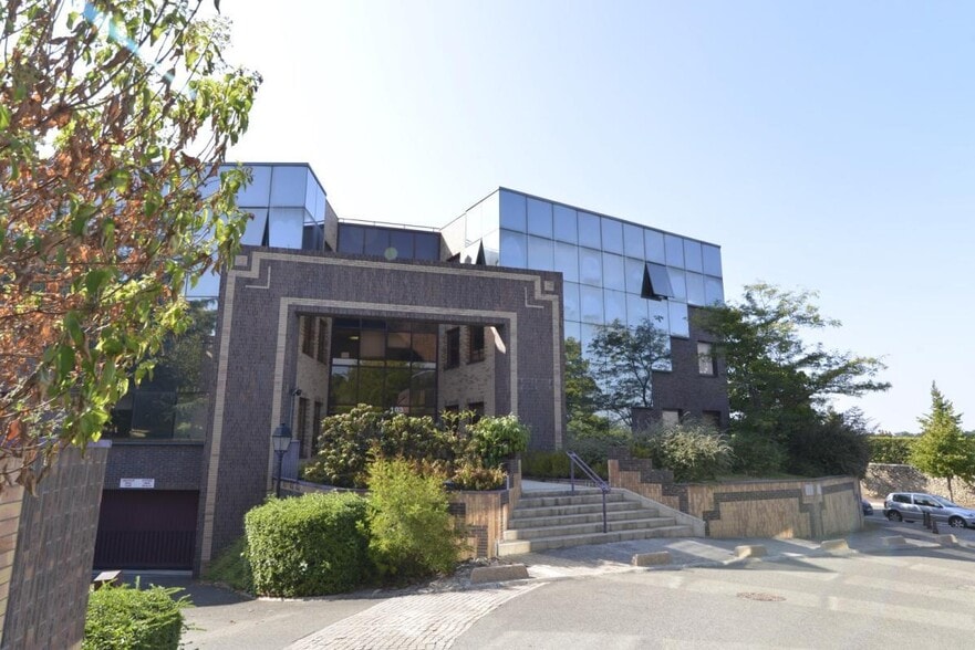 Office in Saint-Germain-en-Laye for sale - Building Photo - Image 1 of 29