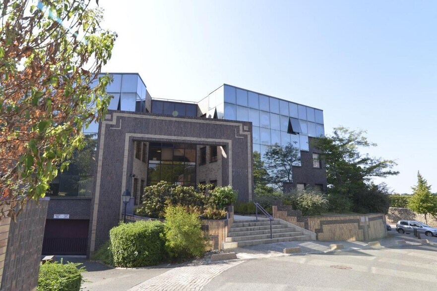 Bureau dans Saint-Germain-en-Laye à louer - Photo du bâtiment - Image 1 de 29