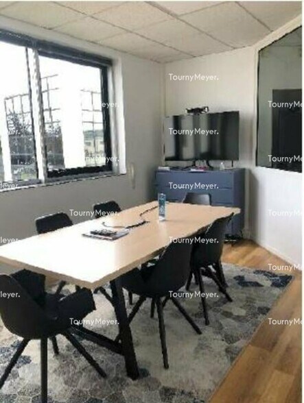 Office in Saint-Grégoire for lease - Interior Photo - Image 2 of 7