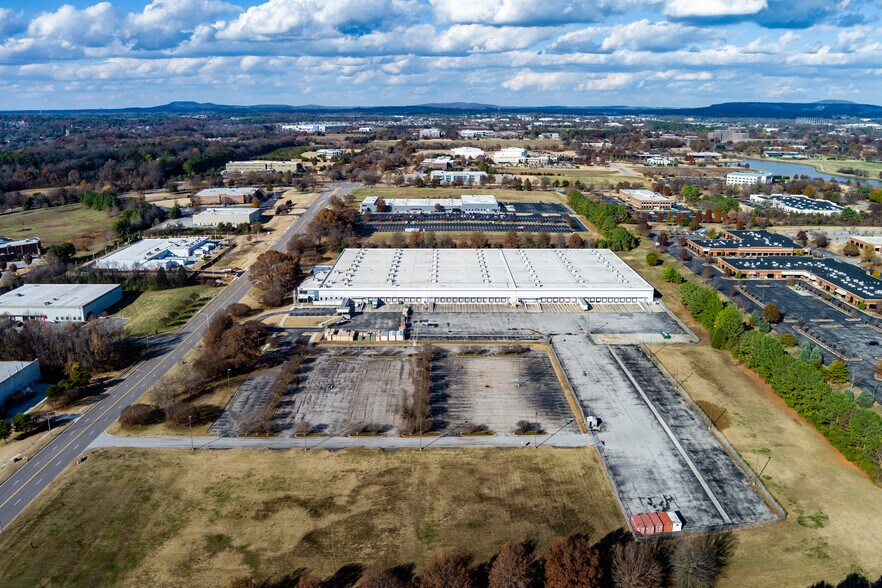 300 Diamond Dr NW, Huntsville, AL à louer - Photo du bâtiment - Image 3 de 12