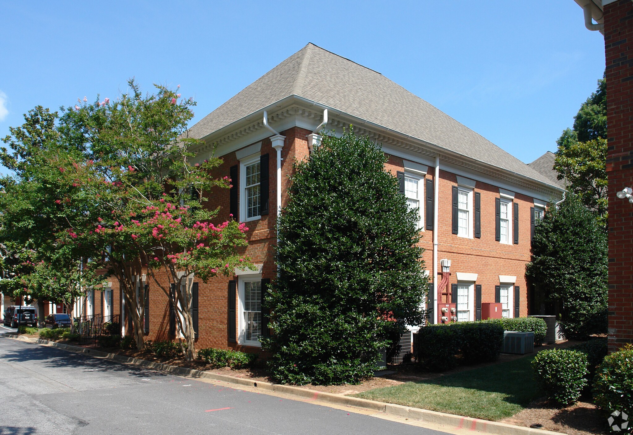 6849 Peachtree Dunwoody Rd NE, Atlanta, GA à louer Photo du bâtiment- Image 1 de 3