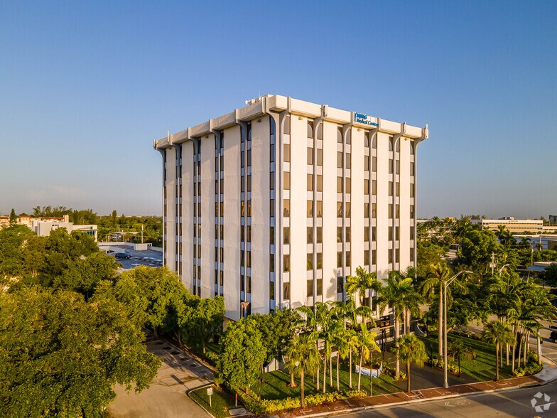 12550 Biscayne Blvd, North Miami, FL à louer - Photo du bâtiment - Image 2 de 3