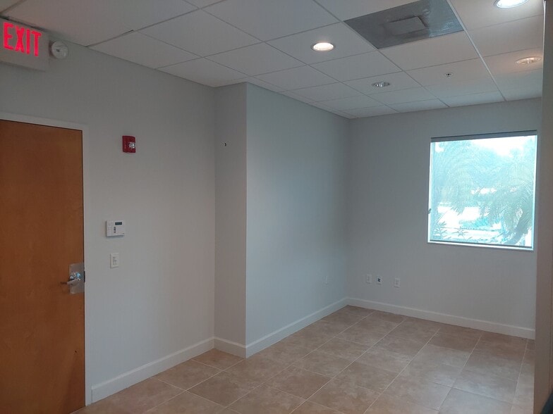 240 NW Peacock Blvd, Port Saint Lucie, FL à louer - Photo du bâtiment - Image 2 de 12
