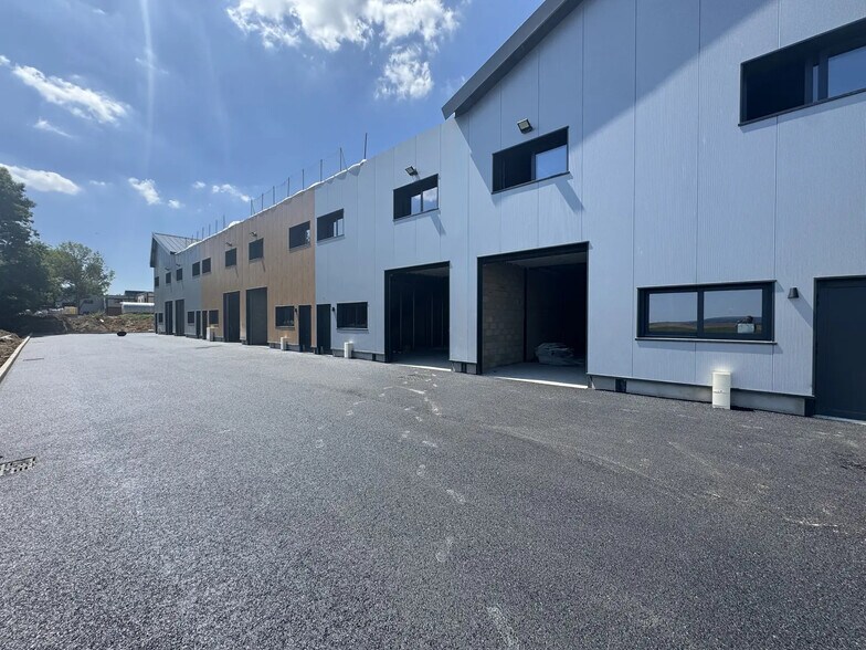 Flex in Hérouville-en-Vexin for sale - Building Photo - Image 2 of 8