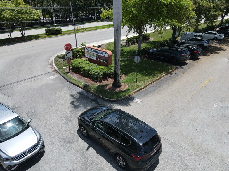 12315-12389 Pembroke Rd, Pembroke Pines, FL à louer - Photo du bâtiment - Image 2 de 19