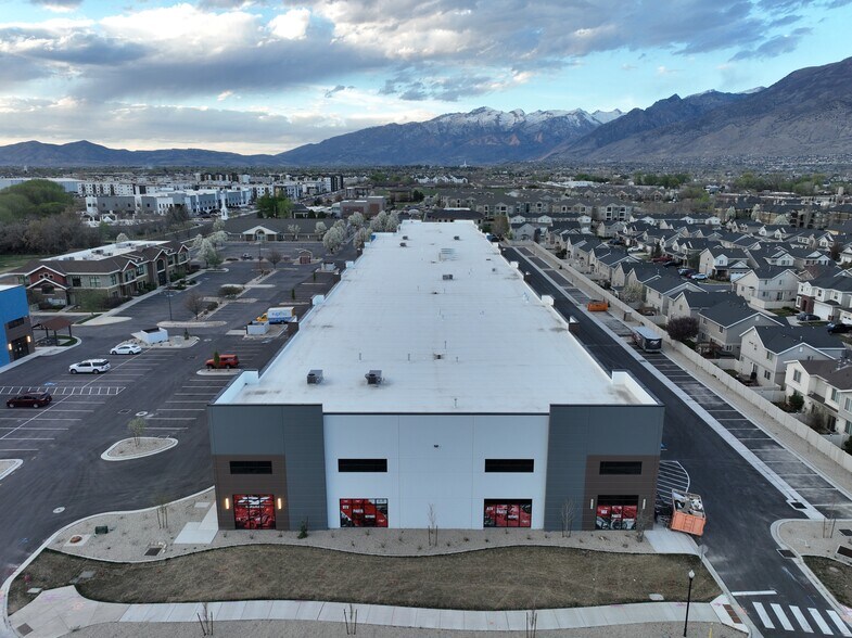 2416 W 700 S, Pleasant Grove, UT à louer - Photo du bâtiment - Image 3 de 5
