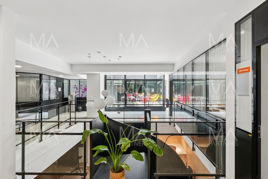 30 Rue Des Favorites, Paris for lease - Building Photo - Image 2 of 12