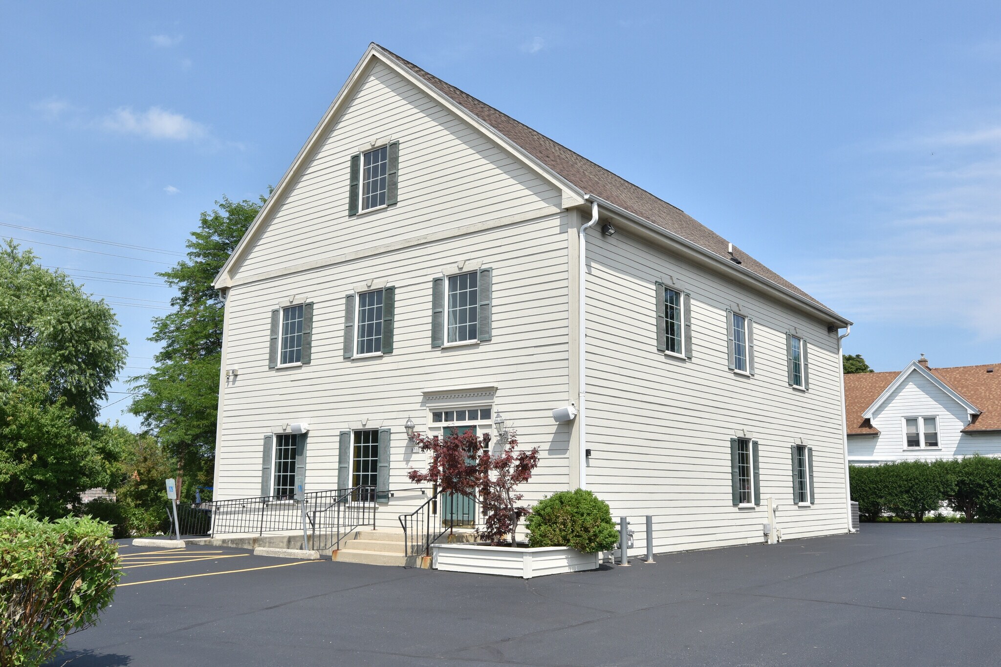 8766 N Deerwood Dr, Milwaukee, WI à vendre Photo du bâtiment- Image 1 de 1