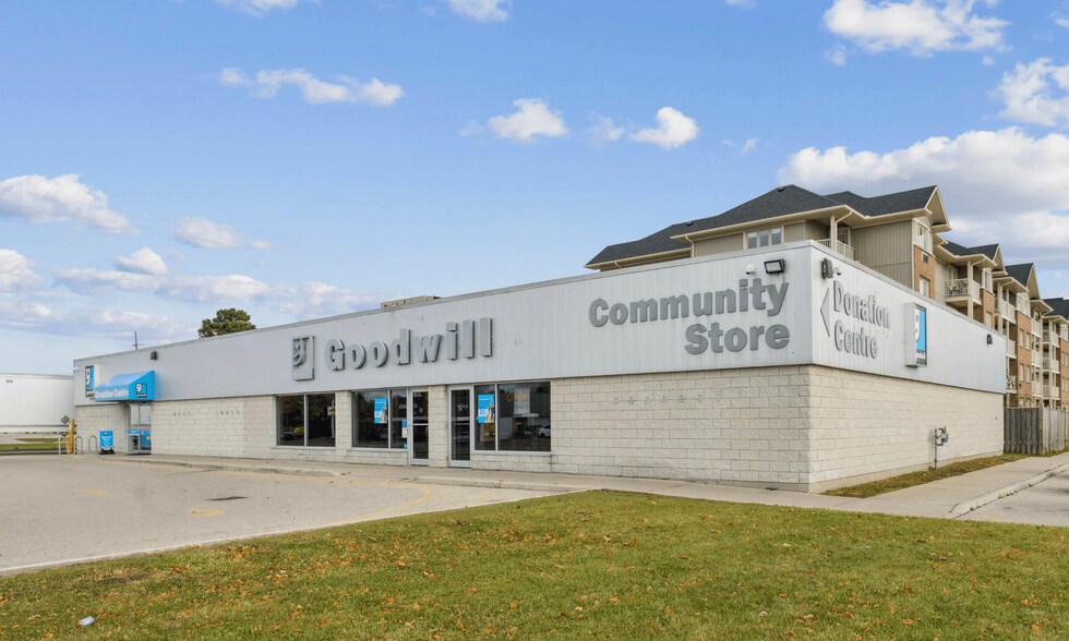 Ontario Retail Portfolio portefeuille de 2 propriétés à vendre sur LoopNet.ca - Photo du bâtiment - Image 3 de 3