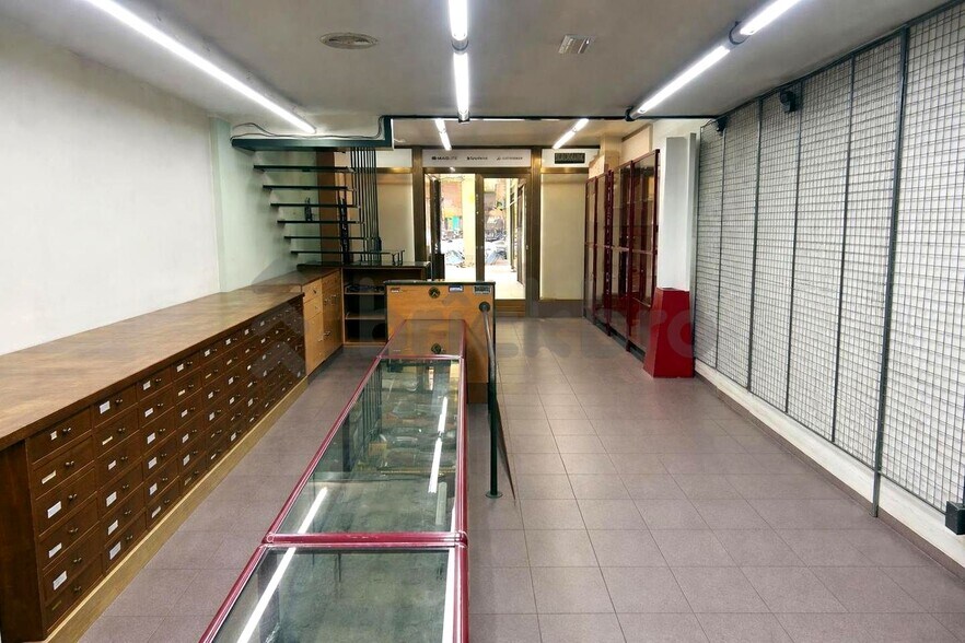 Immeuble residentiel dans Barcelone, Barcelona à vendre - Photo du bâtiment - Image 2 de 3