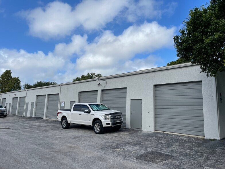 4317 62nd Ave N, Pinellas Park, FL à louer - Photo du bâtiment - Image 3 de 12
