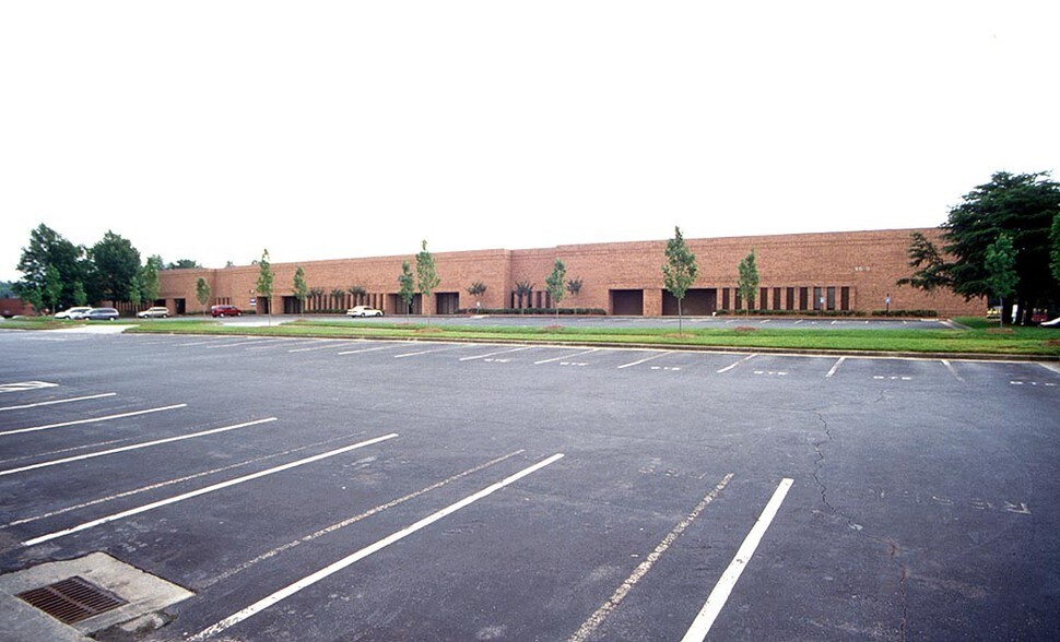 6510 Jimmy Carter Blvd, Norcross, GA à louer - Photo du bâtiment - Image 3 de 8