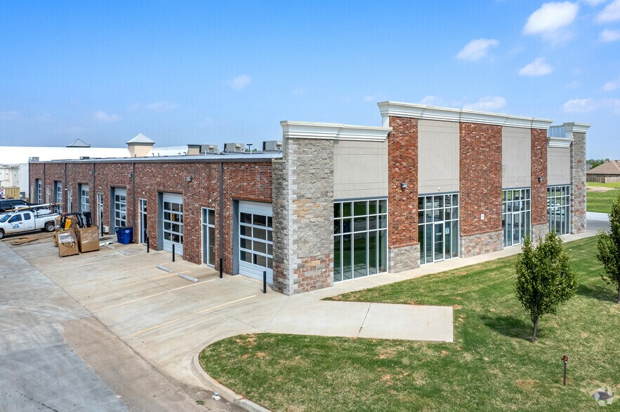 317 N Trade Center Ter, Mustang, OK à louer - Photo du bâtiment - Image 2 de 11