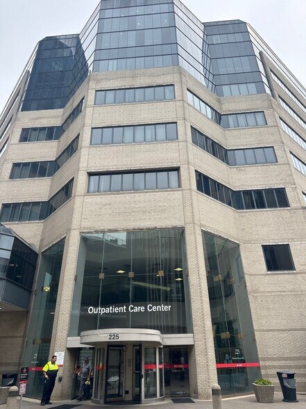 225 Abraham Flexner Way, Louisville, KY à vendre - Photo du bâtiment - Image 2 de 6