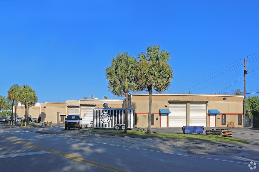 1301-1357 NW 155th Dr, Miami, FL à louer - Photo du bâtiment - Image 3 de 3