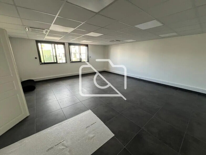 Office in Sainte-Geneviève-des-Bois for lease - Interior Photo - Image 3 of 8