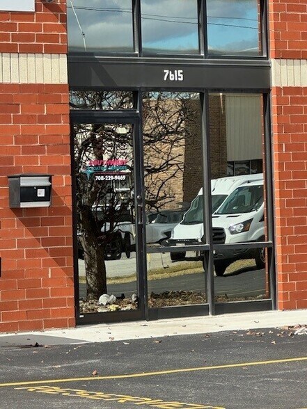 7615 W 100th Pl, Bridgeview, IL à louer - Photo principale - Image 1 de 6