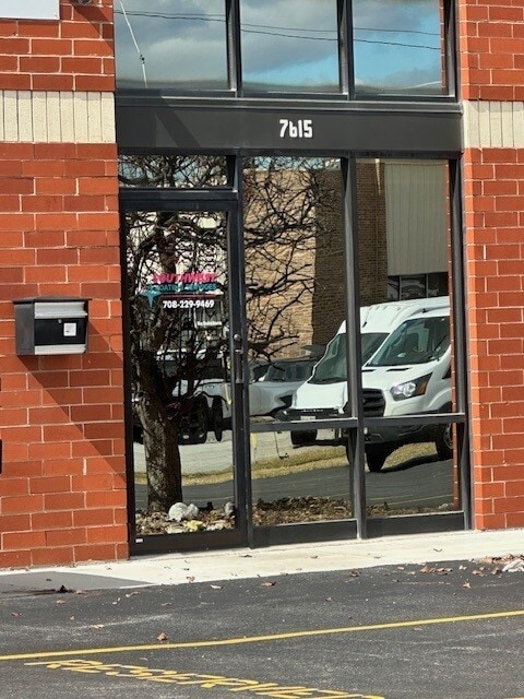 7615 W 100th Pl, Bridgeview, IL for lease Primary Photo- Image 1 of 7