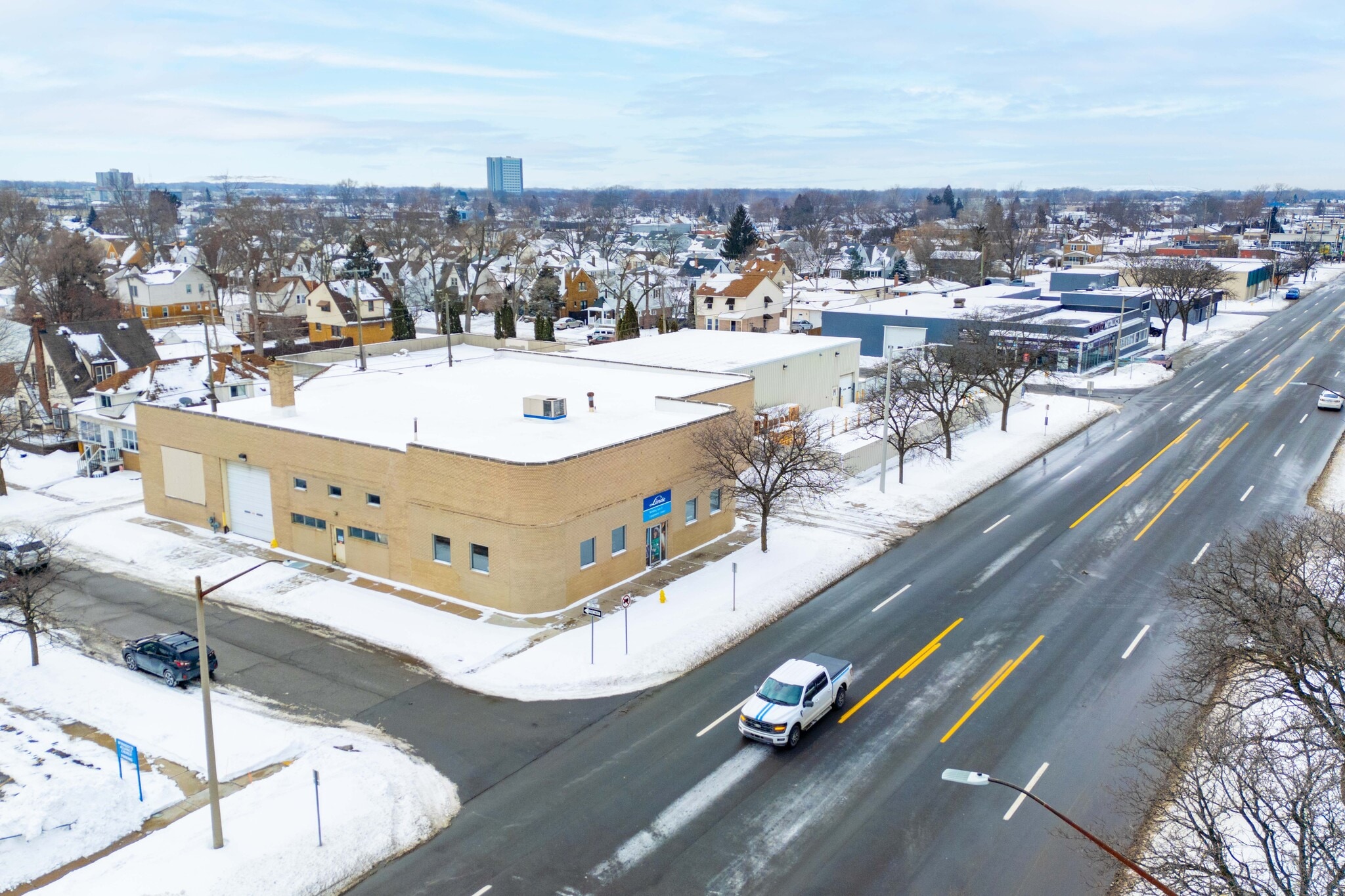 2025 Eureka Rd, Wyandotte, MI for sale Primary Photo- Image 1 of 17