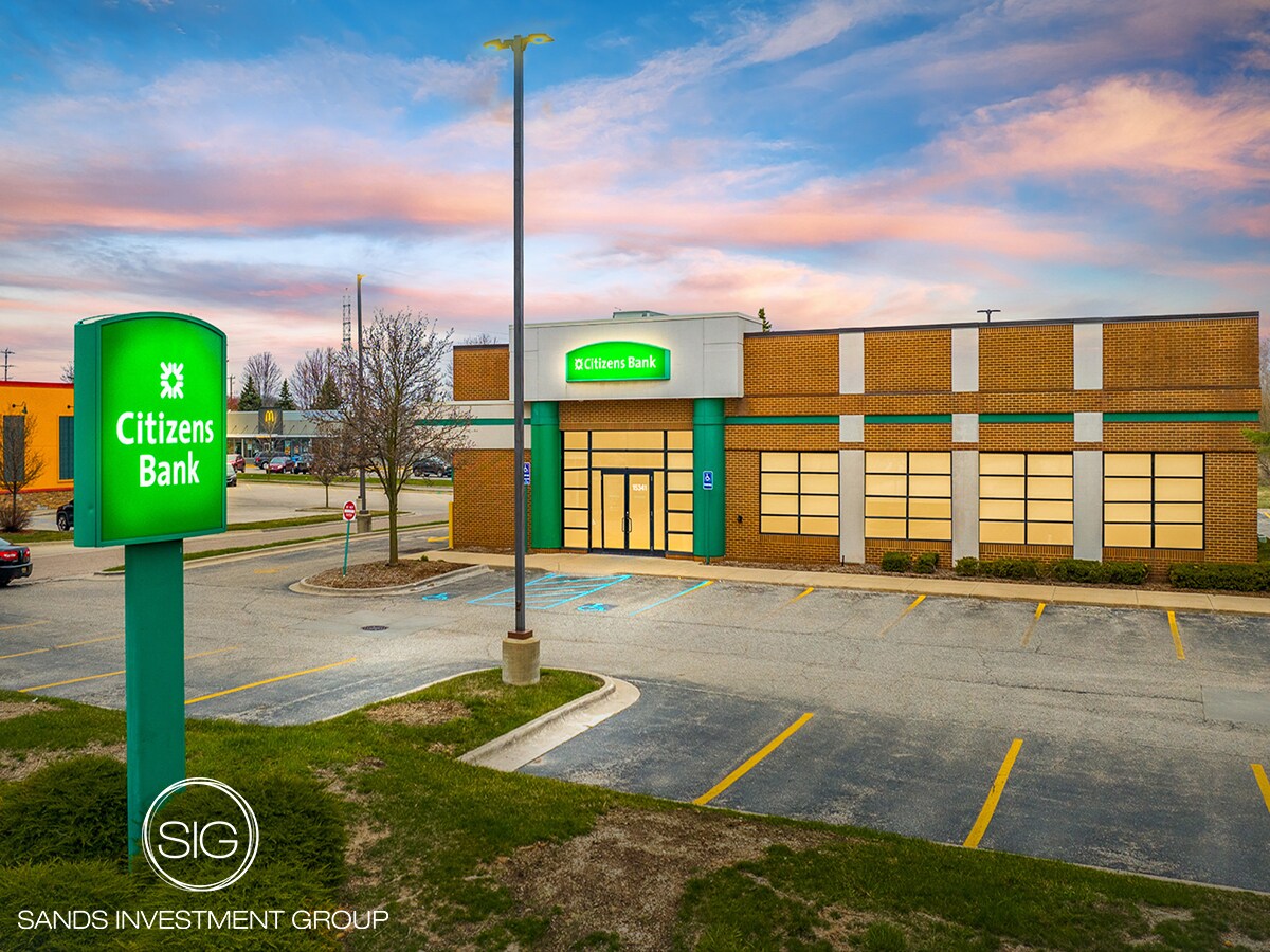 15341 19 Mile Rd, Clinton Township, MI à vendre Photo du bâtiment- Image 1 de 1