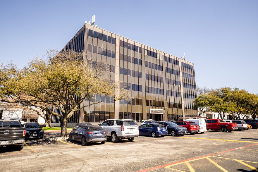 13740 Midway Rd, Farmers Branch, TX à louer - Photo du bâtiment - Image 3 de 10