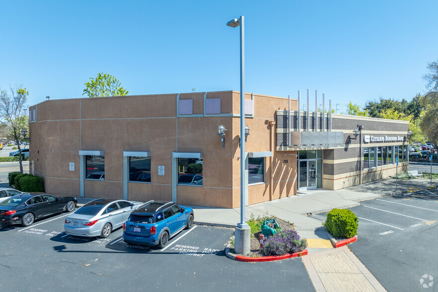 725 Riverpoint Ct, West Sacramento, CA for lease - Primary Photo - Image 1 of 14