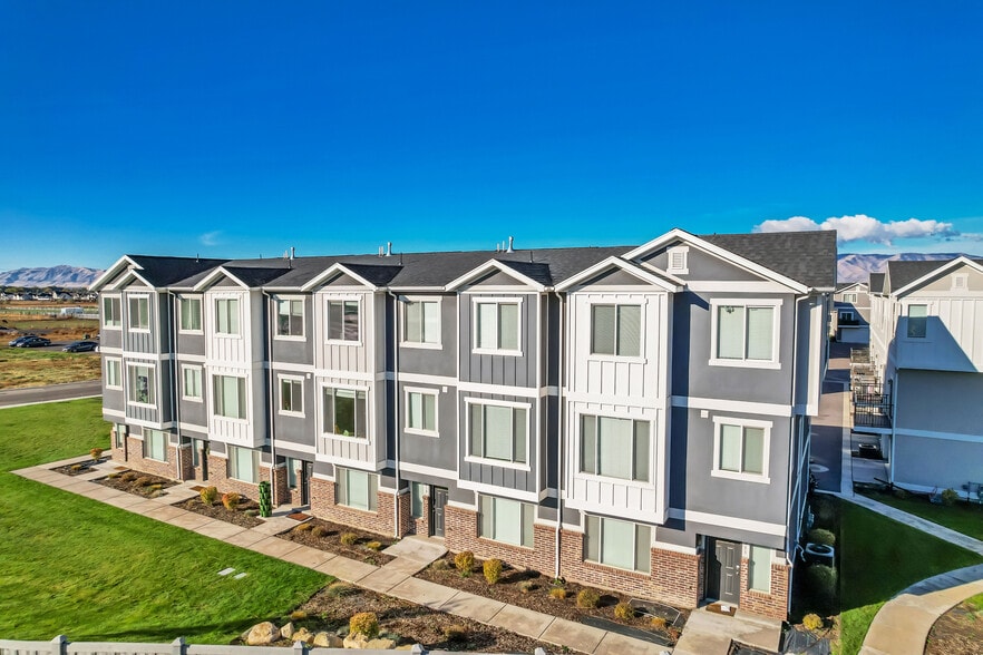 12 Unit Multi Family - Fully Leased portfolio of 2 properties for sale on LoopNet.ca - Building Photo - Image 3 of 8