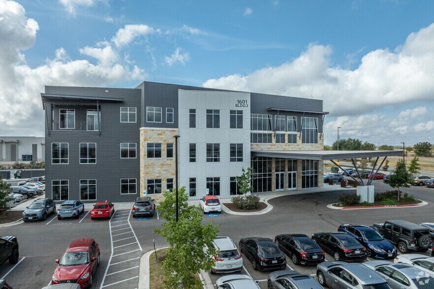 1601 E Pflugerville Pky, Pflugerville, TX à louer - Photo du bâtiment - Image 3 de 28