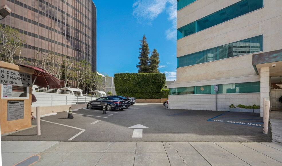 240 S La Cienega Blvd, Beverly Hills, CA à louer - Photo du bâtiment - Image 3 de 10