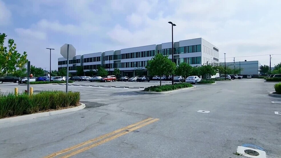 1695 NW 110th Ave, Miami, FL à vendre - Vidéo sur l’inscription commerciale - Image 2 de 17