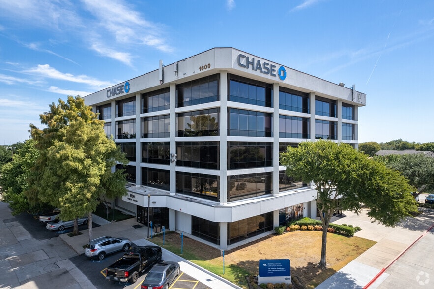 1600 E Pioneer Pky, Arlington, TX for lease - Building Photo - Image 1 of 10