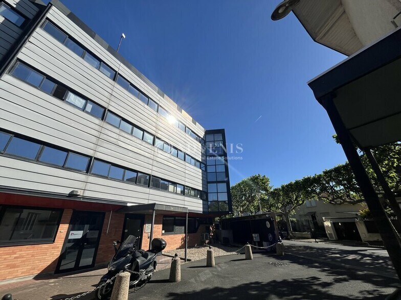 Bureau dans Champigny-sur-Marne à louer - Photo du bâtiment - Image 1 de 6