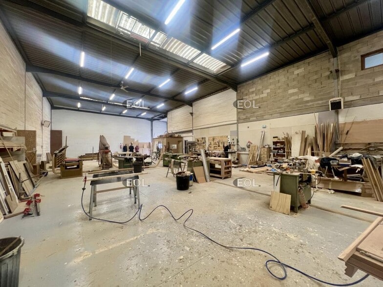 Flex in Bondy for lease - Interior Photo - Image 2 of 8