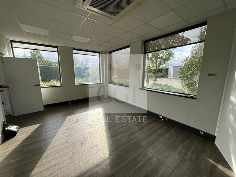 Office in Corbas for lease - Interior Photo - Image 2 of 12