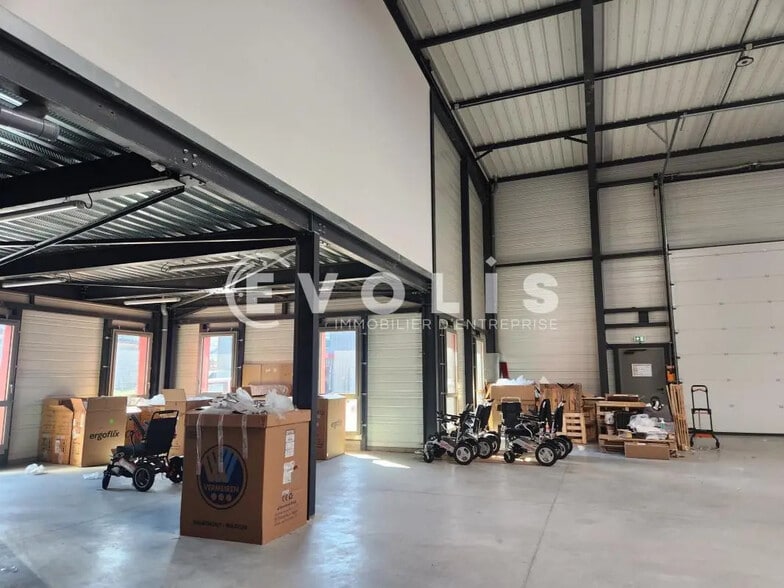 Flex in Chassieu for lease - Building Photo - Image 3 of 17