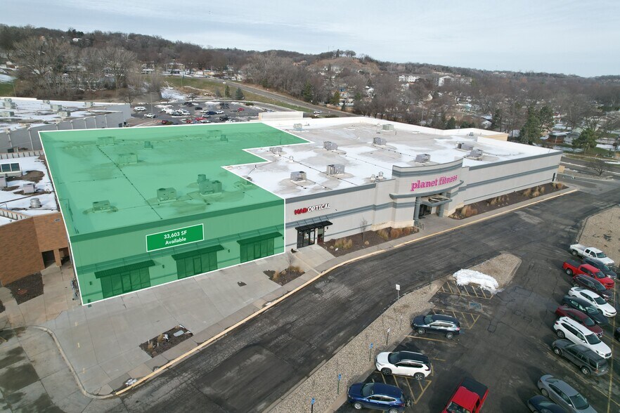 1441 Mall Dr, Council Bluffs, IA à louer - Photo du bâtiment - Image 2 de 3