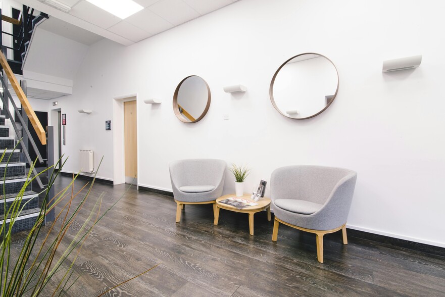 Alexandra Rd, Farnborough for lease - Lobby - Image 3 of 18