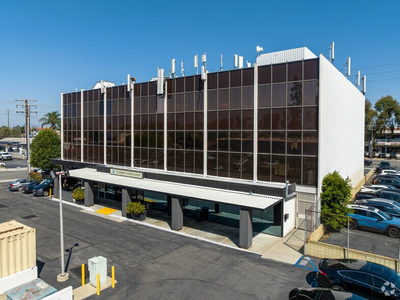 9040 Telegraph Rd, Downey, CA à louer - Photo du bâtiment - Image 1 de 8