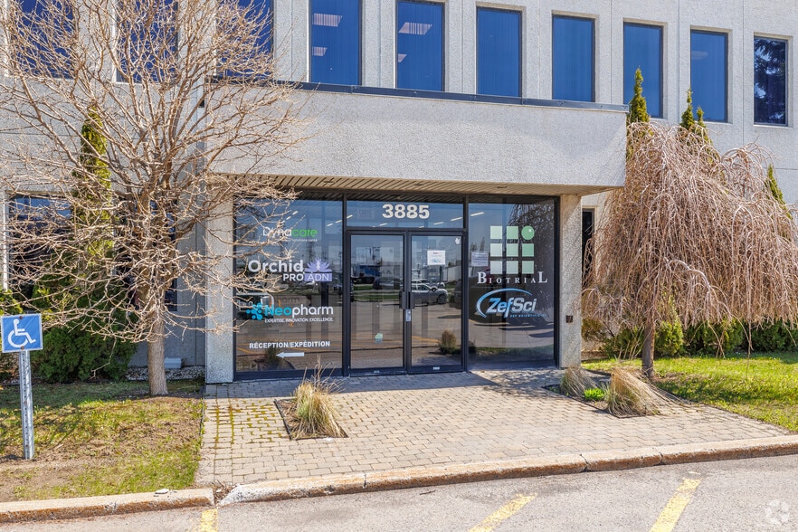 3885 Boul Industriel, Laval, QC à louer - Photo du bâtiment - Image 2 de 4