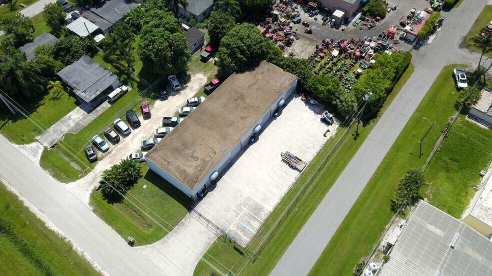 3056 Palm Ave, Fort Myers, FL à louer - Photo du bâtiment - Image 2 de 7